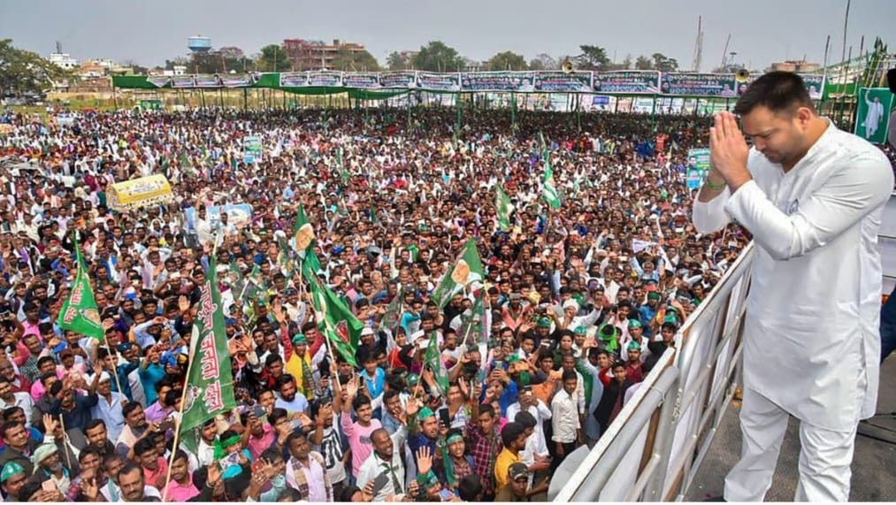 बिहारच्या निवडणुकीत “तेजस्वी” ची आघाडी..!                     