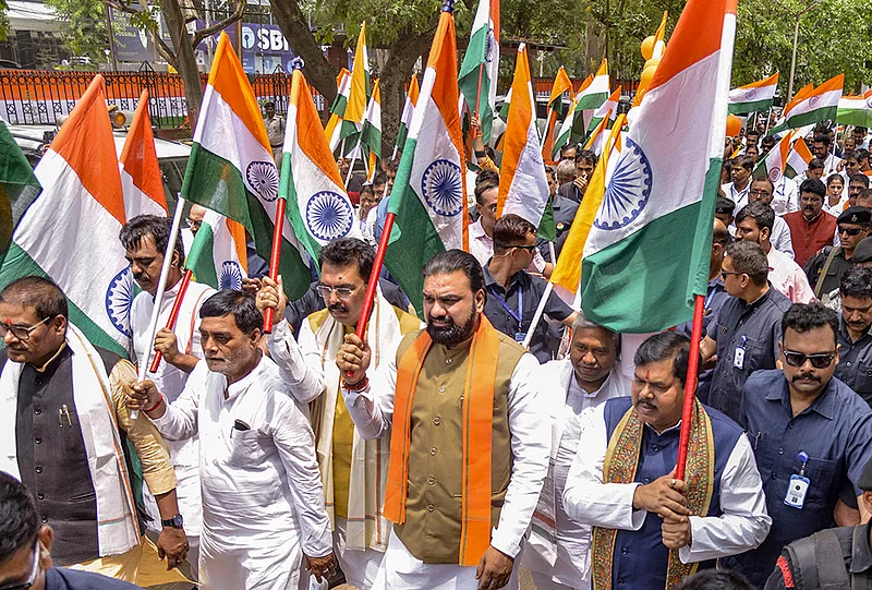 अखेर तिरंगा ध्वजापुढे&nbsp;शरण..!